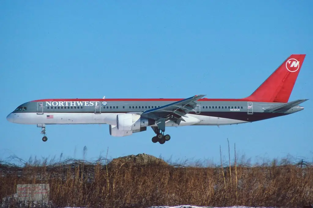 Northwest Airlines Boeing 757-251 N532US