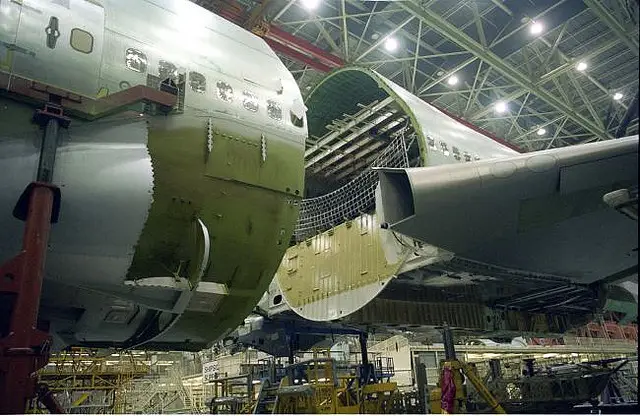 Boeing 747 forward and centre fuselage sections
