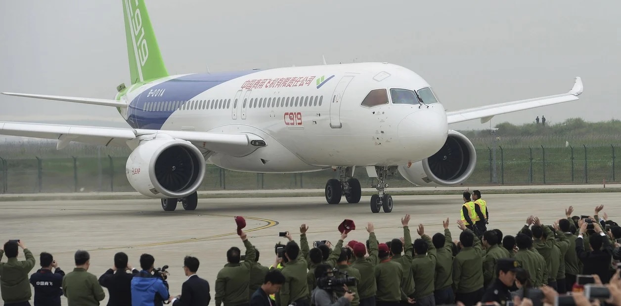 COMAC C919 taxying to cheers