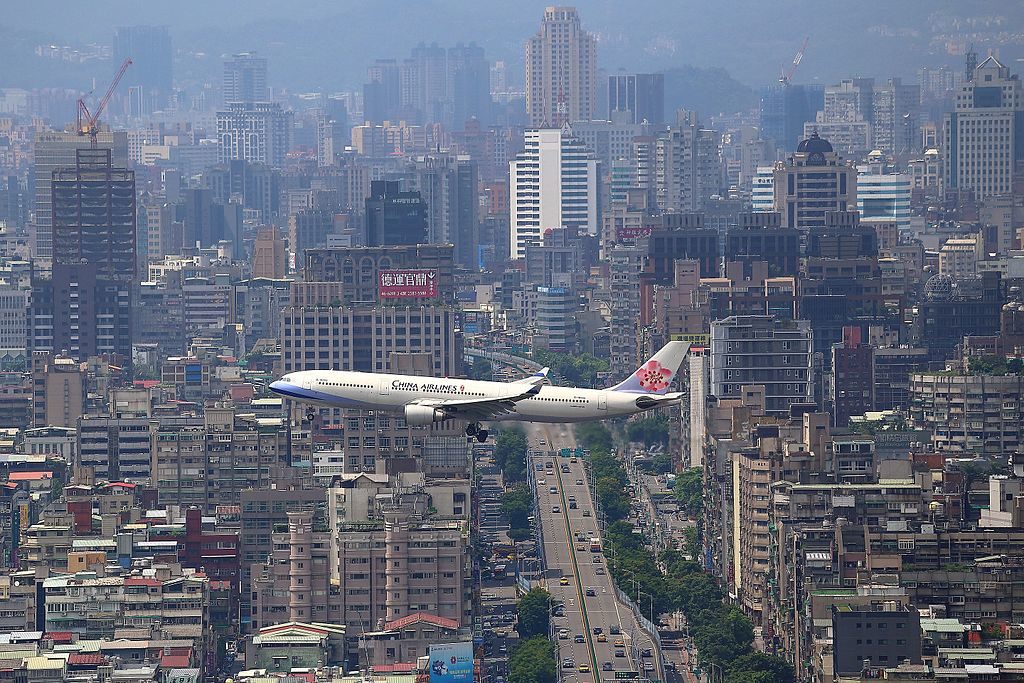  As our cities get bigger and spread around airport areas, more people are finding themselves living with aircraft noise. Of course, airports provide cities with the lifeblood of their economies. Having an airport near the centres of business encourages companies to base themselves in those cities. 