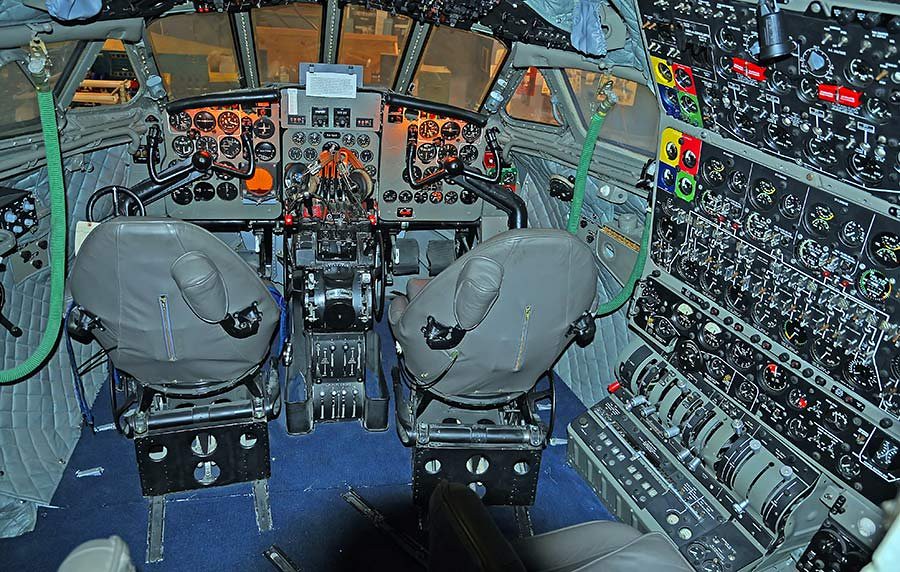 Comet 4C cockpit