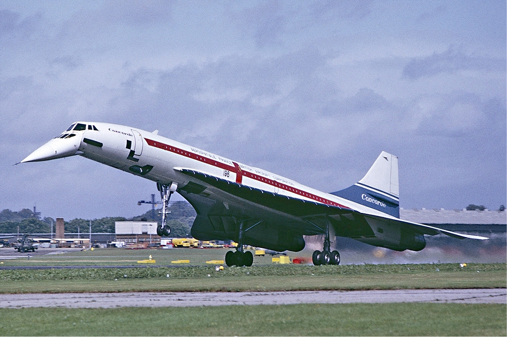 Prototype Concorde landing at Farnborough