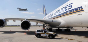 First 2 Airbus A380s of Singapore Airlines pass each other in Sydney
