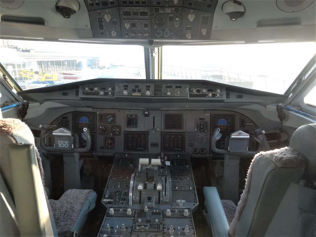 Fokker 100 cockpit