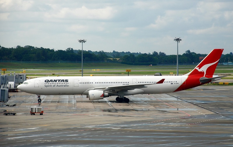 Qantas Airbus A330-303 in Singapore VH-QPH MSN 0695