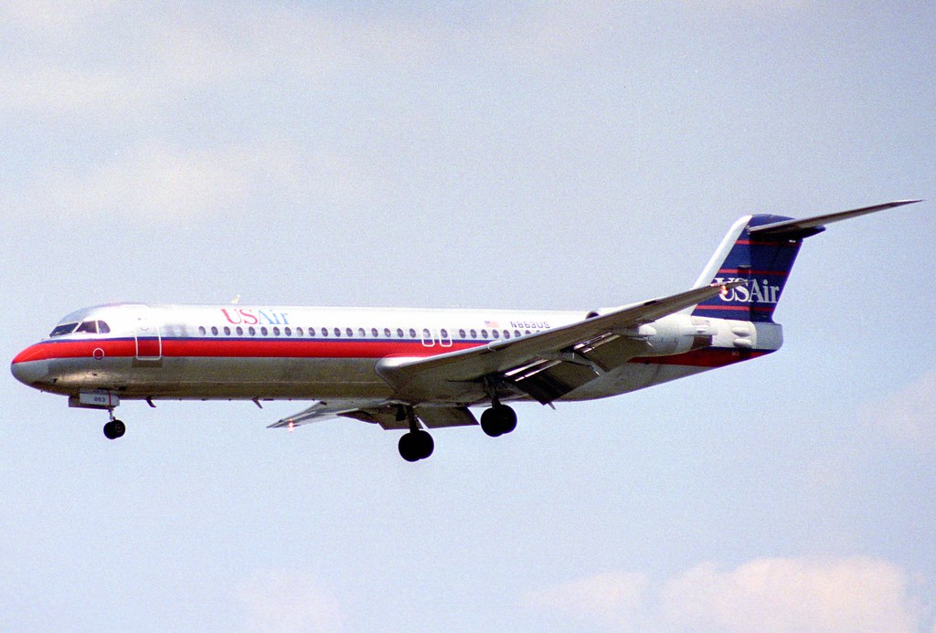 USAir Fokker F100 N863US landing at DCA, 1995