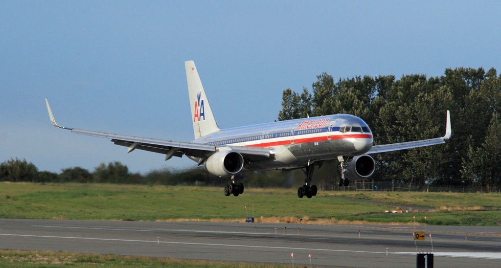 American Airlines 757 landing at Anchorage